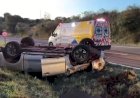 Caminhonete capota na BR-163  e fica com a rodas para cima