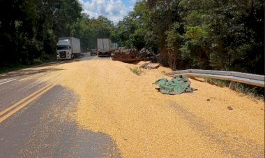 Caminhão carregado com milho tomba na BR-277 e deixa motorista ferido