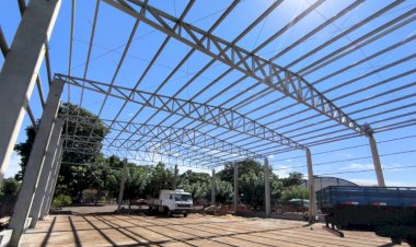 Quadra da Escola Almirante Barroso, em Vila Curvado, recebe cobertura