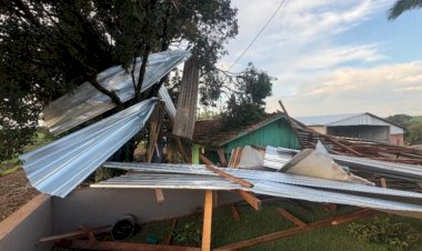 Temporal provoca estragos na área rural de Mercedes e destelha residência