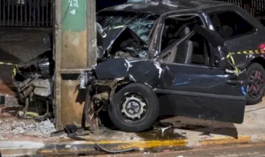 Acidente contra poste deixa um morto e outro em estado grave em Toledo