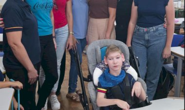 Aluno recebe mesa adaptada e reforça inclusão em escola de Nova Santa Rosa