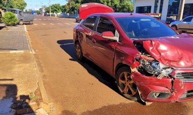 Kombi atinge imóvel após colisão com Prisma no centro de Nova Santa Rosa
