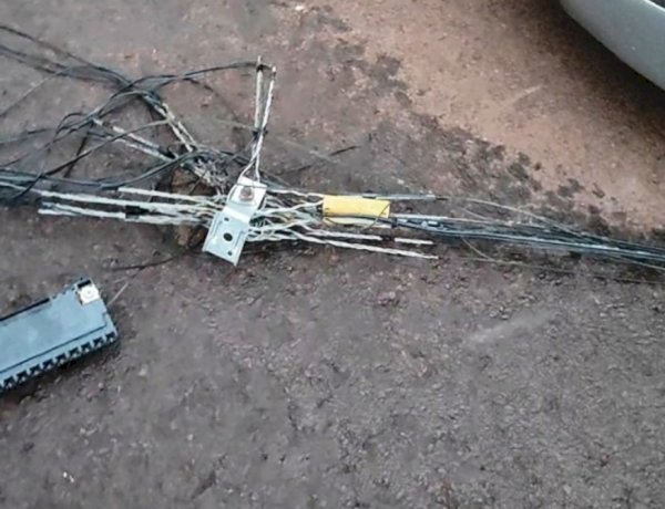 Caminhão rompe fiação e deixa cabos espalhados em rua de Nova Santa Rosa