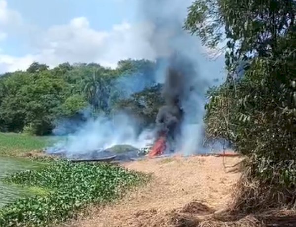 Veículo é destruído por incêndio às margens do Lago de Itaipu