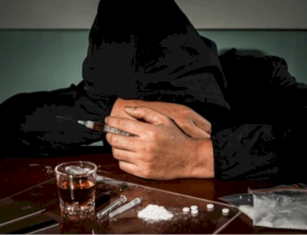 Motorista em surto após uso de álcool e cocaína provoca colisão e invade residência em Guaíra