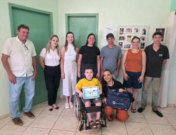 Aluno da rede municipal de Nova Santa Rosa recebe terminal digital que amplia comunicação e inclusão