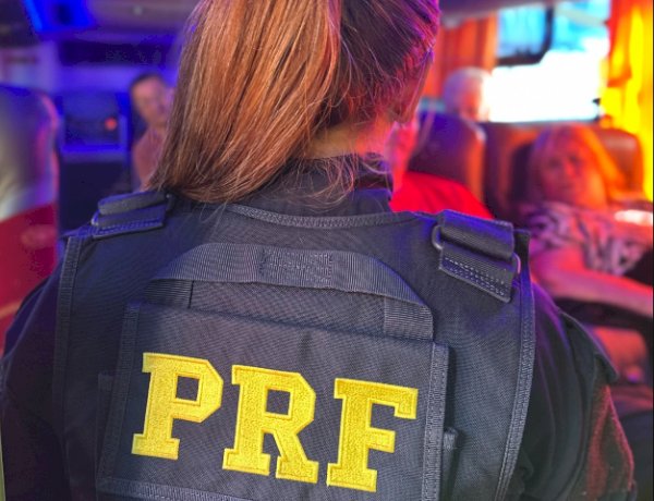 PRF orienta mulheres sobre importunação sexual durante Operação Rosas de Aço