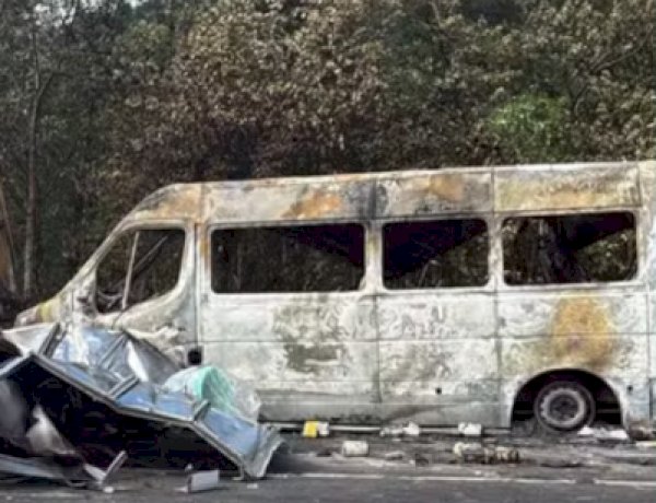 Motorista ferido salva 15 passageiros de van em chamas na BR-376
