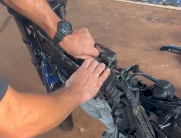 PRF prende mulher com mais de 7 kg de haxixe escondidos em moto adulterada na BR-163