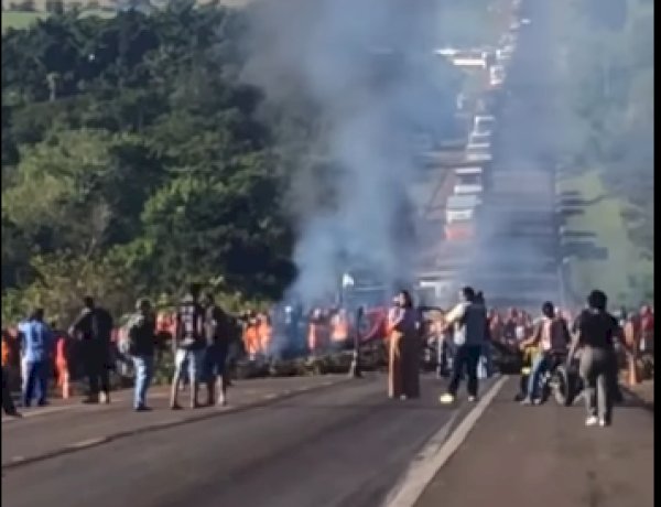Bloqueio indígena na BR-163 causa congestionamento entre Mundo Novo e Ponte Ayrton Senna