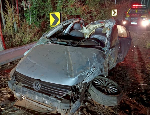 ATUALIZANDO: Jovem de 22 anos  fica gravemente ferido após  bater Jetta contra anteparo e árvores na PR-490