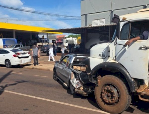 Caminhão provoca engavetamento e motorista foge após acidente em Toledo