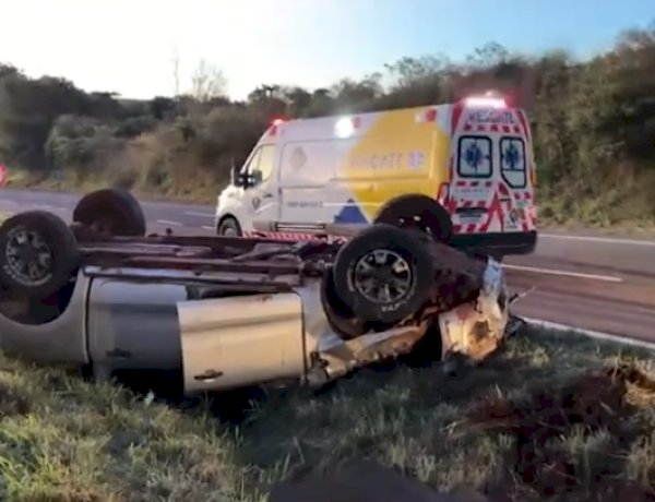 Caminhonete capota na BR-163  e fica com a rodas para cima