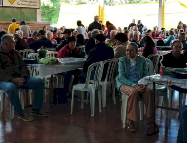Encontro de clubes de idosos reúne participantes de várias comunidades em Vila Curvado