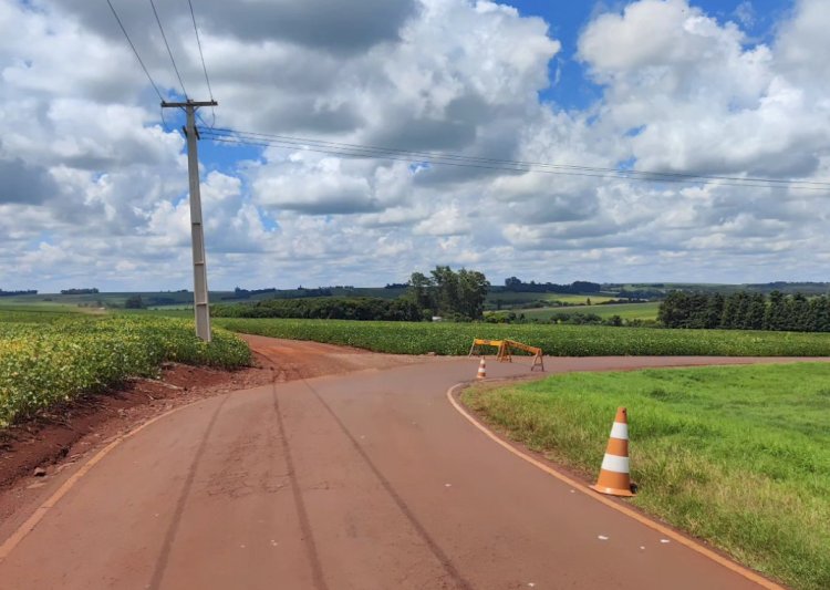 Ponte próxima ao distrito de Vila Cristal é interditada após parte da estrutura ceder