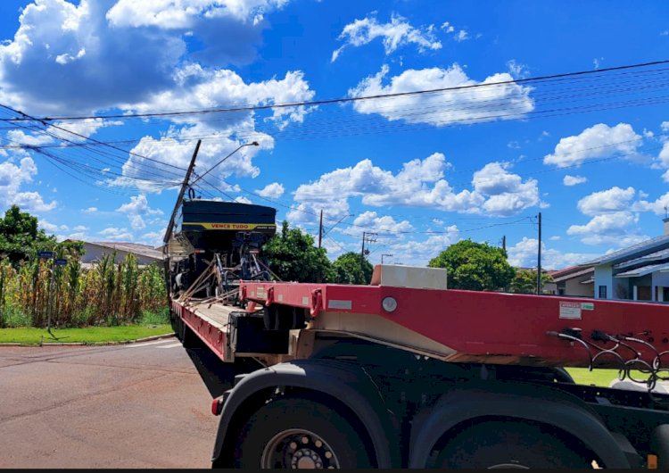 Caminhão prancha atinge poste após desvio  no bairro Alvorada do Sol, em Nova Santa Rosa