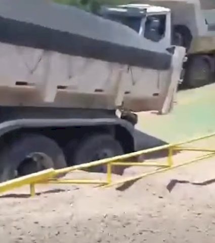 Caminhão atola no segundo dia de operação da balsa no Rio Piquiri e provoca longas filas na BR-272