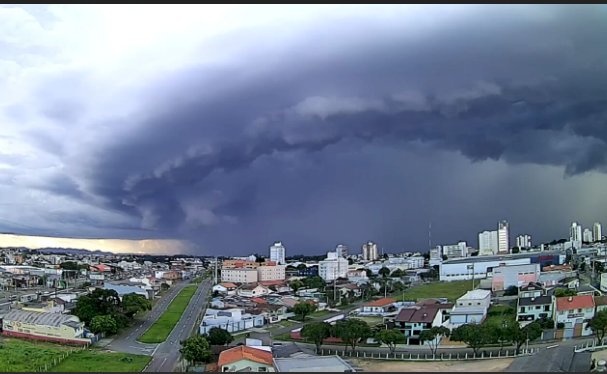 Tornado na região Metropolitana de Curitiba deixou danos em cerca de 350 residências