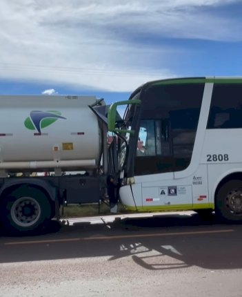 ATUALIZADO: Colisão traseira entre ônibus e caminhão deixa 4 passageiros feridos na PR-182, em Palotina