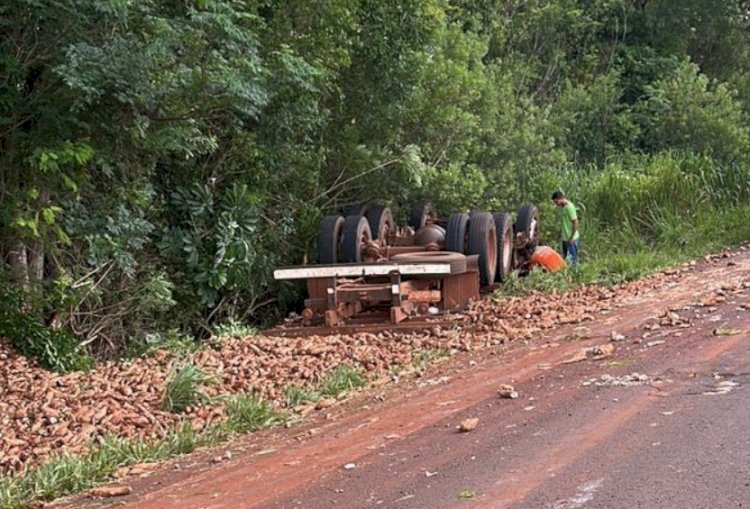Caminhão carregado com mandioca tomba durante chuva na rodovia entre Alto Alegre e Terra Roxa
