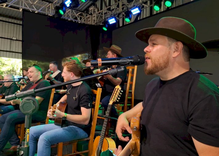 Viola caipira marca encerramento do Acampamento Pais e Filhos 2026