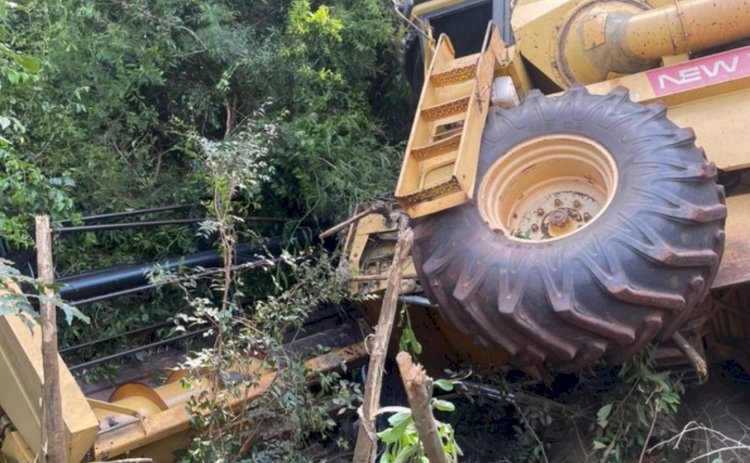 Colheitadeira tomba de ponte entre Nova Aratiba e Aparecidinha no interior de Palotina