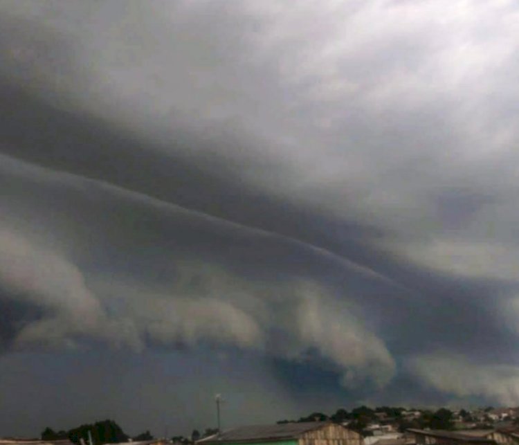 Temporal provoca destruição e deixa centenas sem energia em Maripá; o telhado de uma casa foi arrancado por inteiro