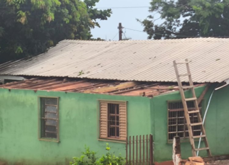 Temporal provoca destruição e deixa centenas sem energia em Maripá; o telhado de uma casa foi arrancado por inteiro