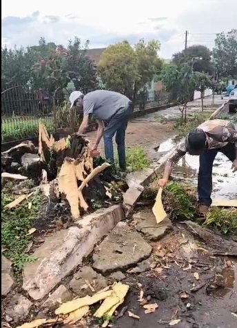 Temporal provoca destruição e deixa centenas sem energia em Maripá; o telhado de uma casa foi arrancado por inteiro