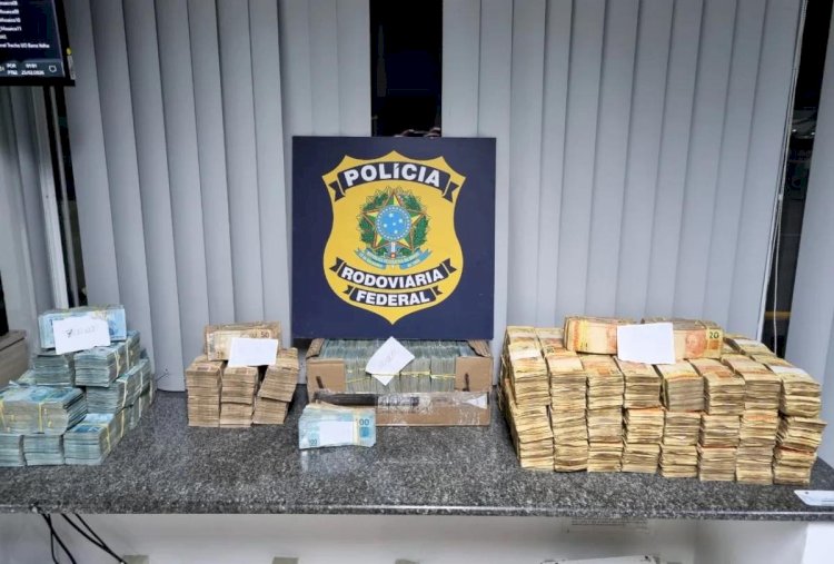 Será que começou a Campanha?  PRF apreende cerca de R$ 2 milhões escondidos em carro na BR-101