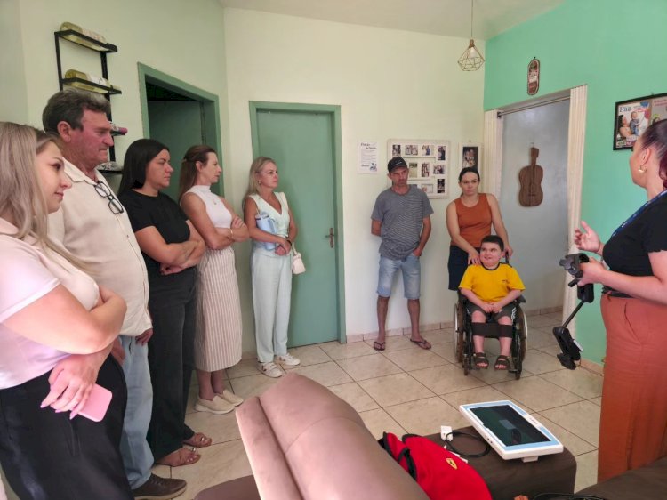 Aluno da rede municipal de Nova Santa Rosa recebe terminal digital que amplia comunicação e inclusão