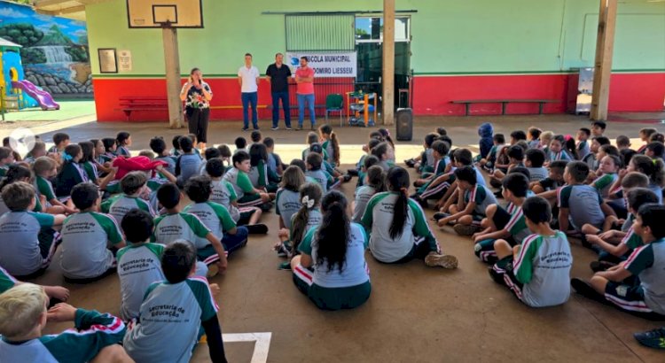 Autoridades acompanham entrega de uniformes na rede municipal de Marechal Rondon
