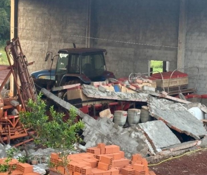 Temporal provoca estragos na área rural de Mercedes e destelha residência