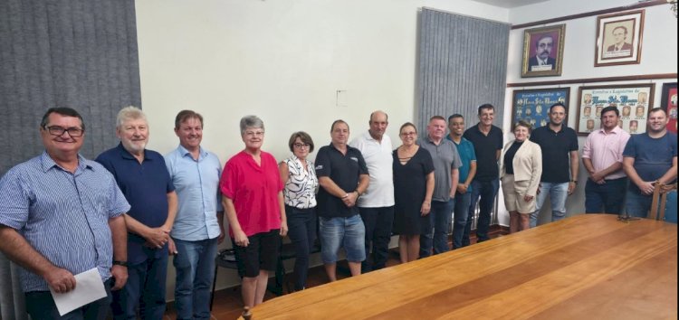 Prefeito Lari Hitz se reúne com vereadores para discutir projetos e prioridades em Nova Santa Rosa