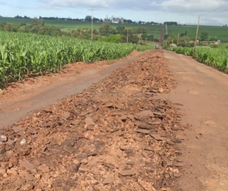 Secretaria de Agricultura recupera trecho da Estrada Gaúcha, no interior de Alto Santa Fé