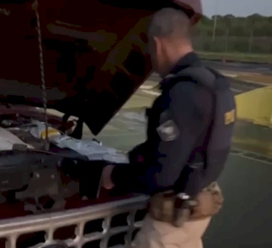 PRF apreende agrotóxicos contrabandeados escondidos no motor de caminhonete na BR-163