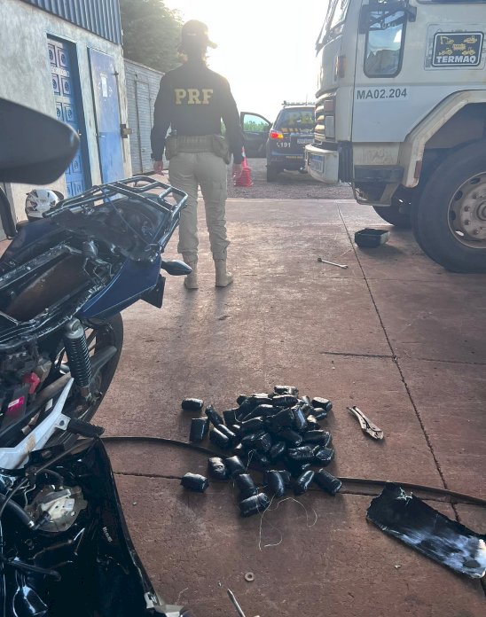 PRF prende mulher com mais de 7 kg de haxixe escondidos em moto adulterada na BR-163