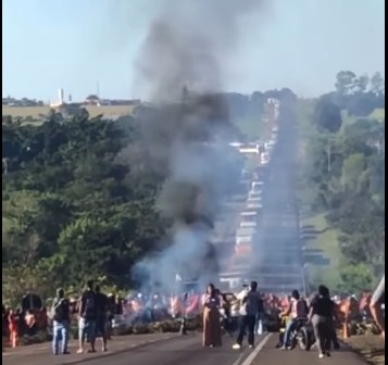 Bloqueio indígena na BR-163 causa congestionamento entre Mundo Novo e Ponte Ayrton Senna