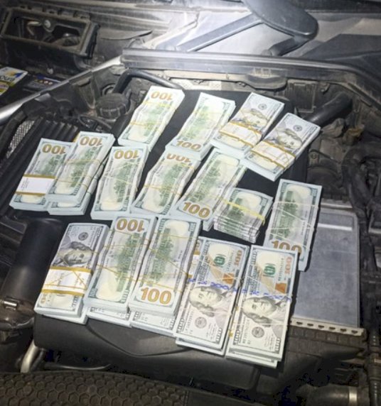 PRF apreende mais de 200 mil dólares dentro de motor de Mercedes no Paraná