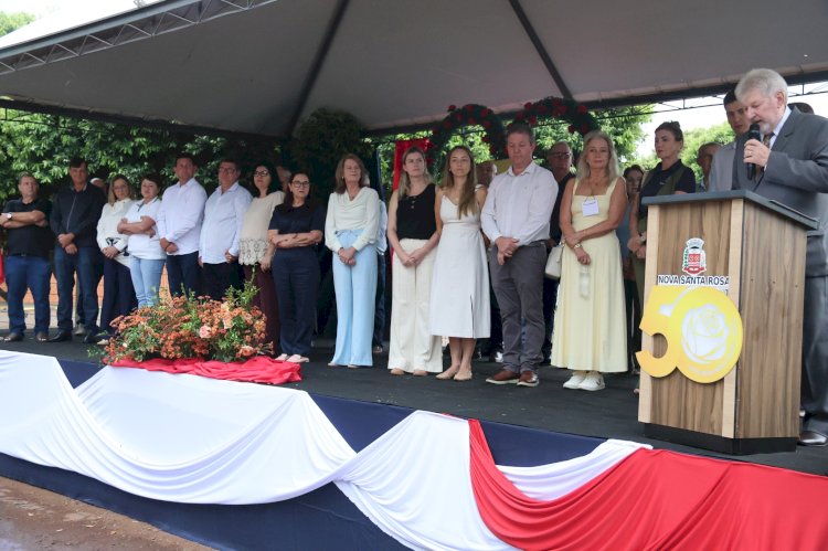 Desfile dos 50 anos de Nova Santa Rosa reúne multidão e segue mesmo com chuva