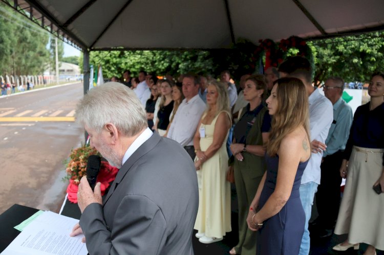 Desfile dos 50 anos de Nova Santa Rosa reúne multidão e segue mesmo com chuva