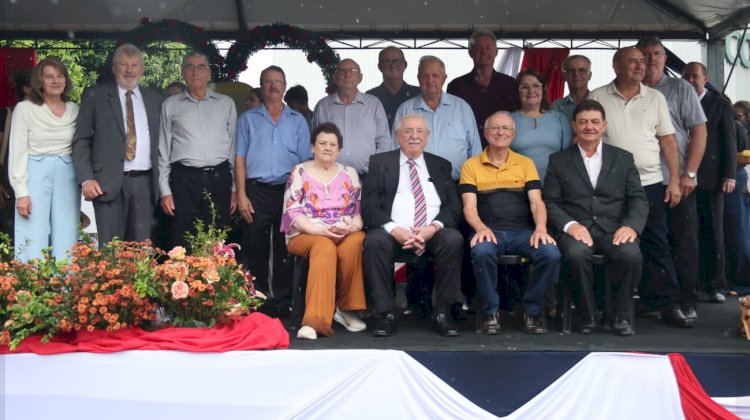 Desfile dos 50 anos de Nova Santa Rosa reúne multidão e segue mesmo com chuva