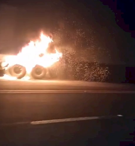 Caminhão frigorífico é destruído por incêndio na BR-277, em Santa Tereza do Oeste