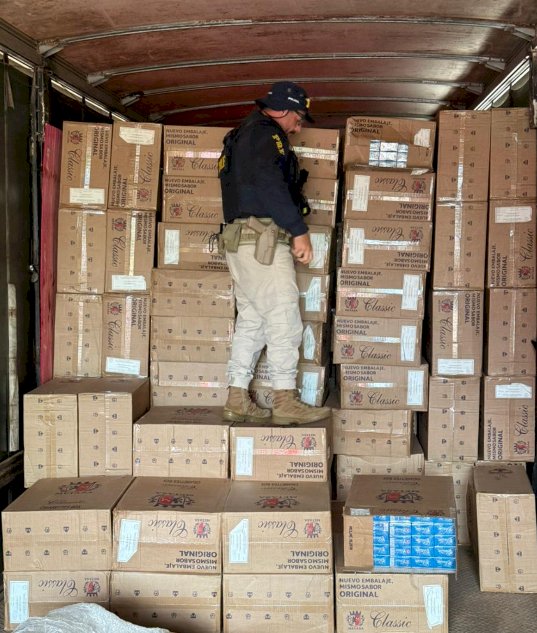 PRF apreende caminhão com 300 mil maços de cigarros contrabandeados em Marechal Rondon