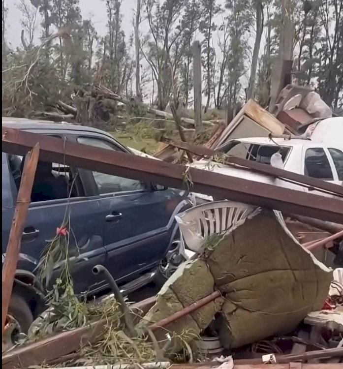 Possível tornado com ventos de até 200 km/h deixa rastro de devastação na Argentina