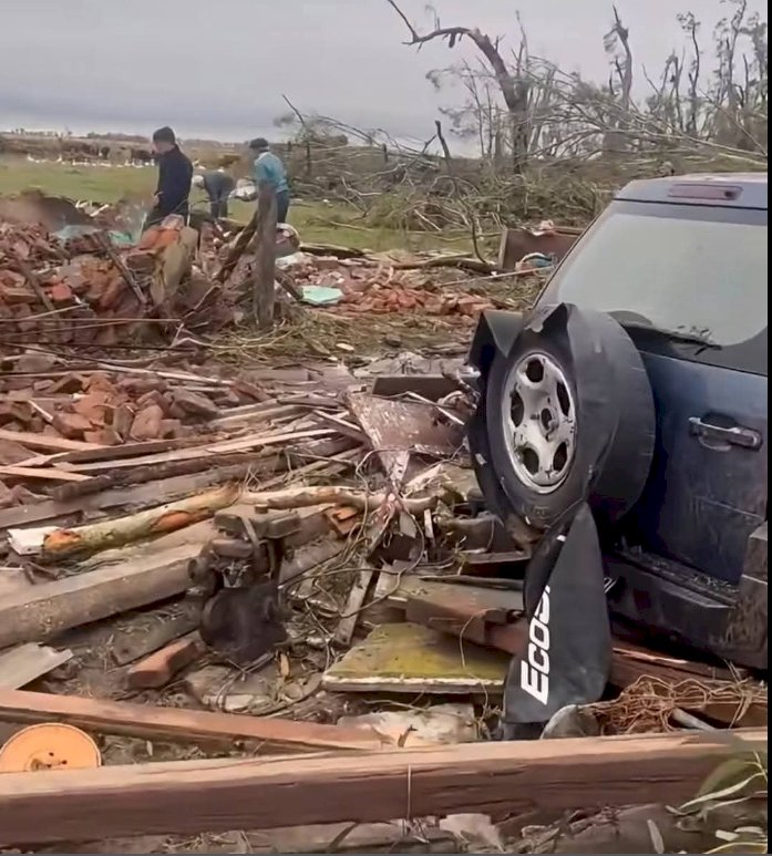 Possível tornado com ventos de até 200 km/h deixa rastro de devastação na Argentina