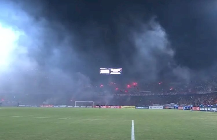 Confusão nas arquibancadas paralisa jogo entre Medellín e Flamengo pela Libertadores  Título: