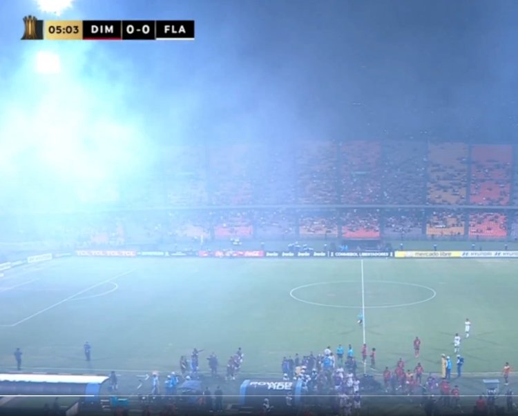 Confusão nas arquibancadas paralisa jogo entre Medellín e Flamengo pela Libertadores  Título: