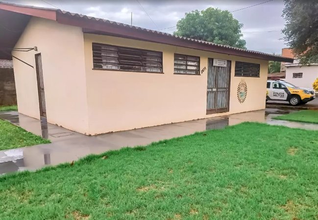 Criminosos arrombam estabelecimento e furtam bebidas, TV e raquetes em Pato Bragado